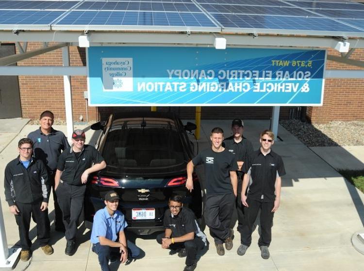 A 5.位于西校区先进汽车技术中心的376千瓦太阳能电池阵列产生大约6个小时的电能,每年提供100千瓦时的清洁电力，并为一个电动汽车充电站提供荫蔽.